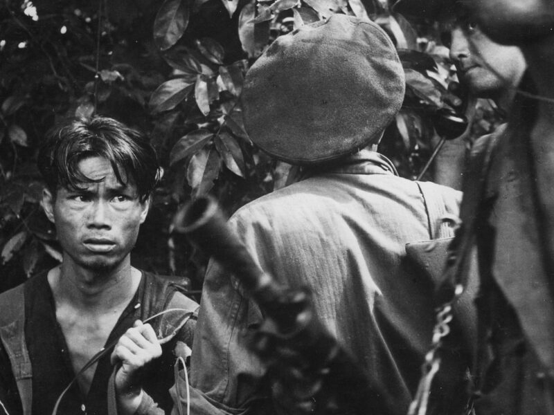 Les luttes de libération et la fin des empires coloniaux: une histoire matérielle et visuelle.